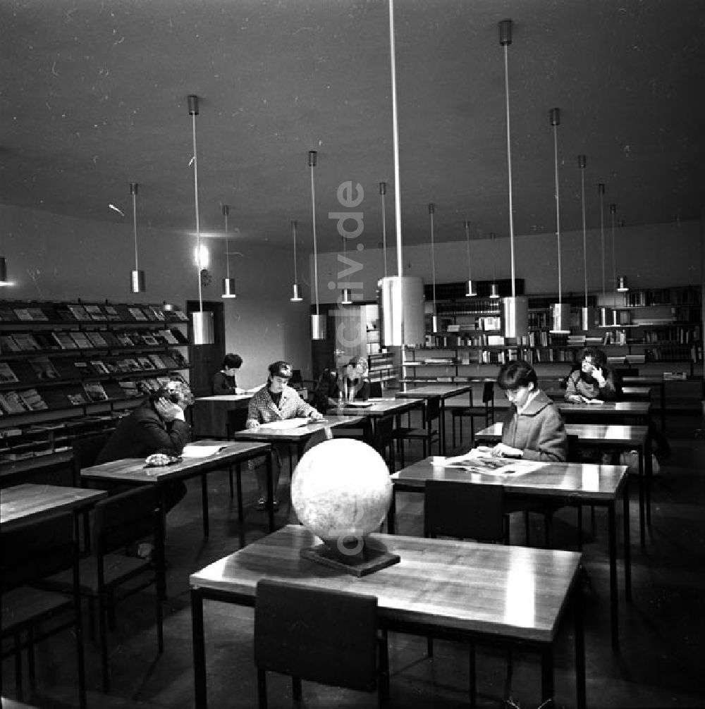 DDR-Fotoarchiv: Neubrandenburg - Dezember 1965 Kulturzentrum Neubrandenburg - Bibliothek Foto: Schönfeld