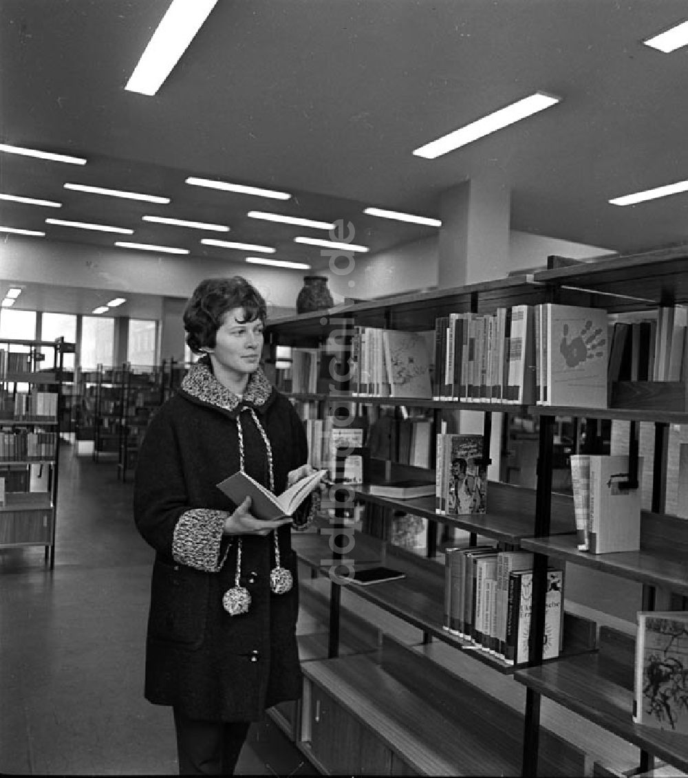 DDR-Bildarchiv: Neubrandenburg - Dezember 1965 Kulturzentrum Neubrandenburg - Bibliothek Foto: Schönfeld