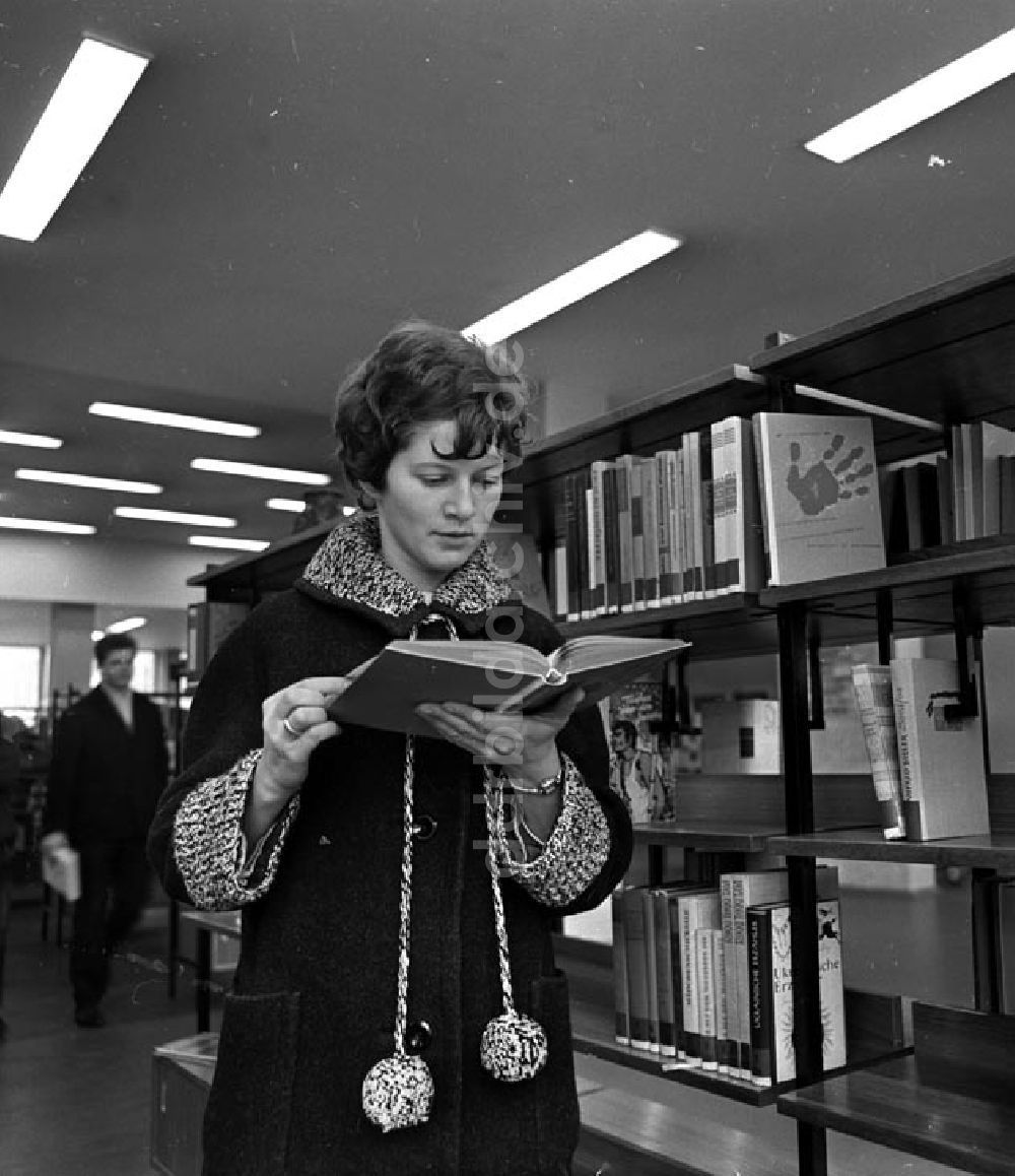Neubrandenburg: Dezember 1965 Kulturzentrum Neubrandenburg - Bibliothek Foto: Schönfeld
