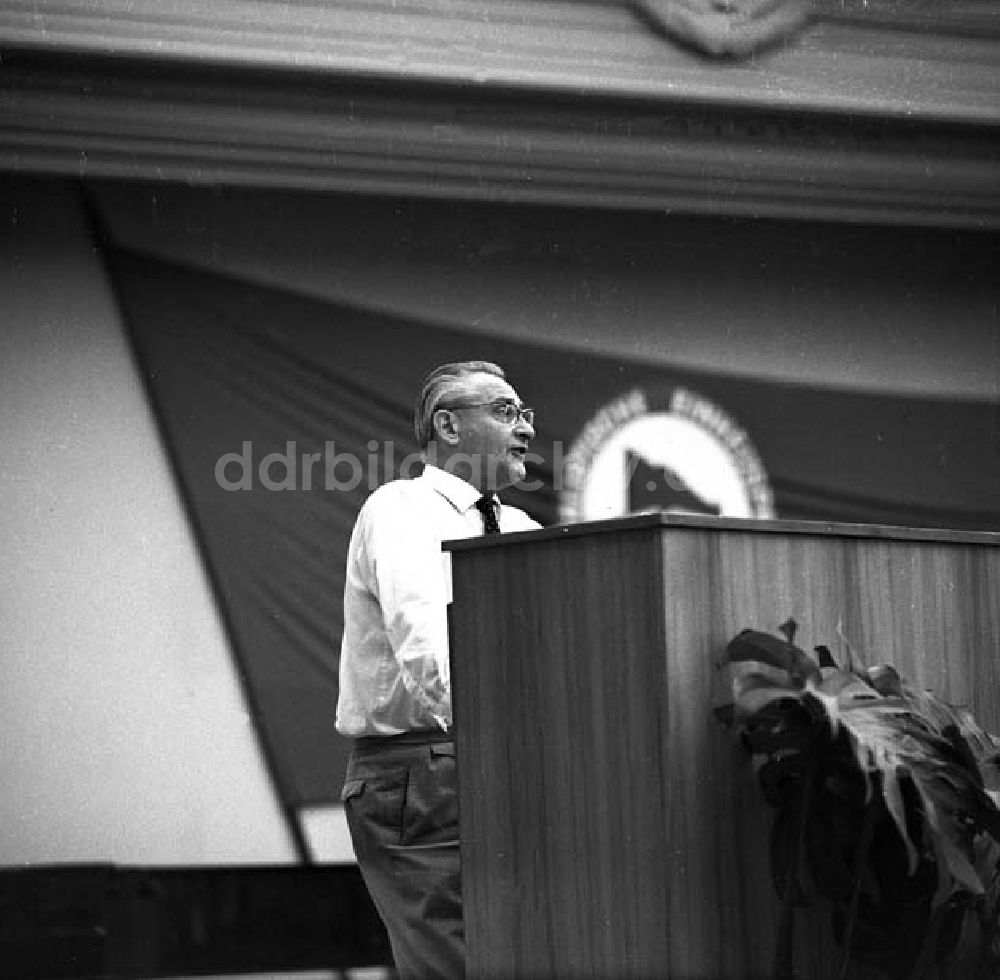 Berlin: Dezember 1966 Paul Verner spricht in der Parteihochschule (Jubiläum) Foto: Schönfeld