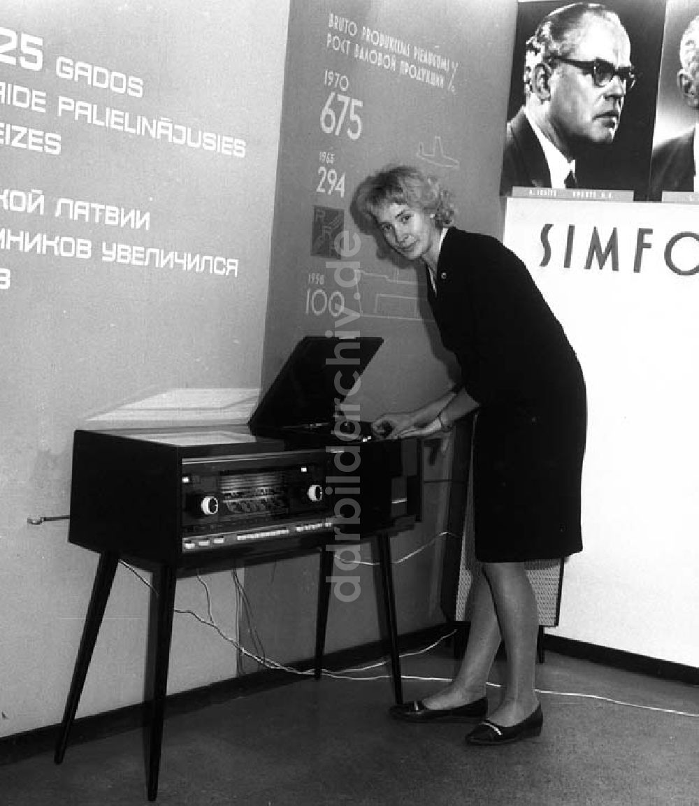 Riga: Dezember 1966 Stadtansicht von Riga Ausstellung von RRR-Popow mit Plattenspieler Sinfonia und Wohnzimmer 330,50 Rubel Foto: Schönfeld