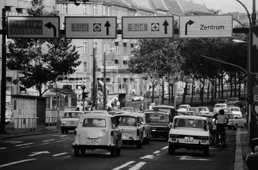 DDR-Bildarchiv: Berlin - Dichter Verkehr in Berlin