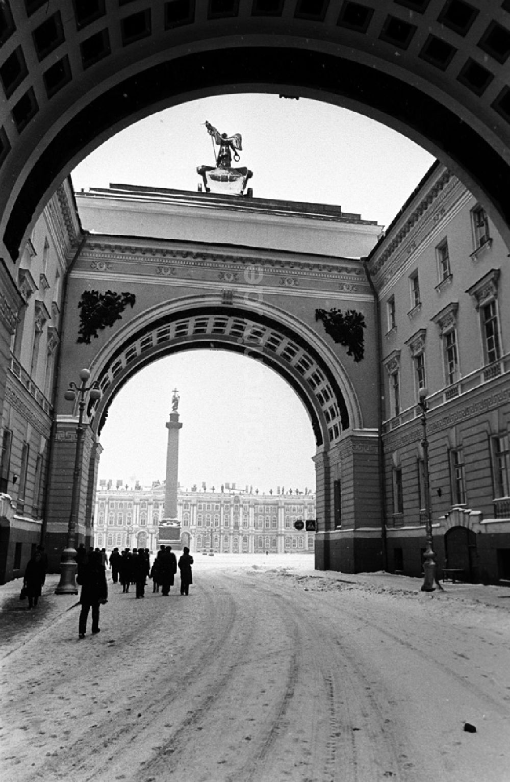DDR-Fotoarchiv: Leningrad - Die Alexandersäule auf dem Schlossplatz - Blick von der Arke des Generalstabes