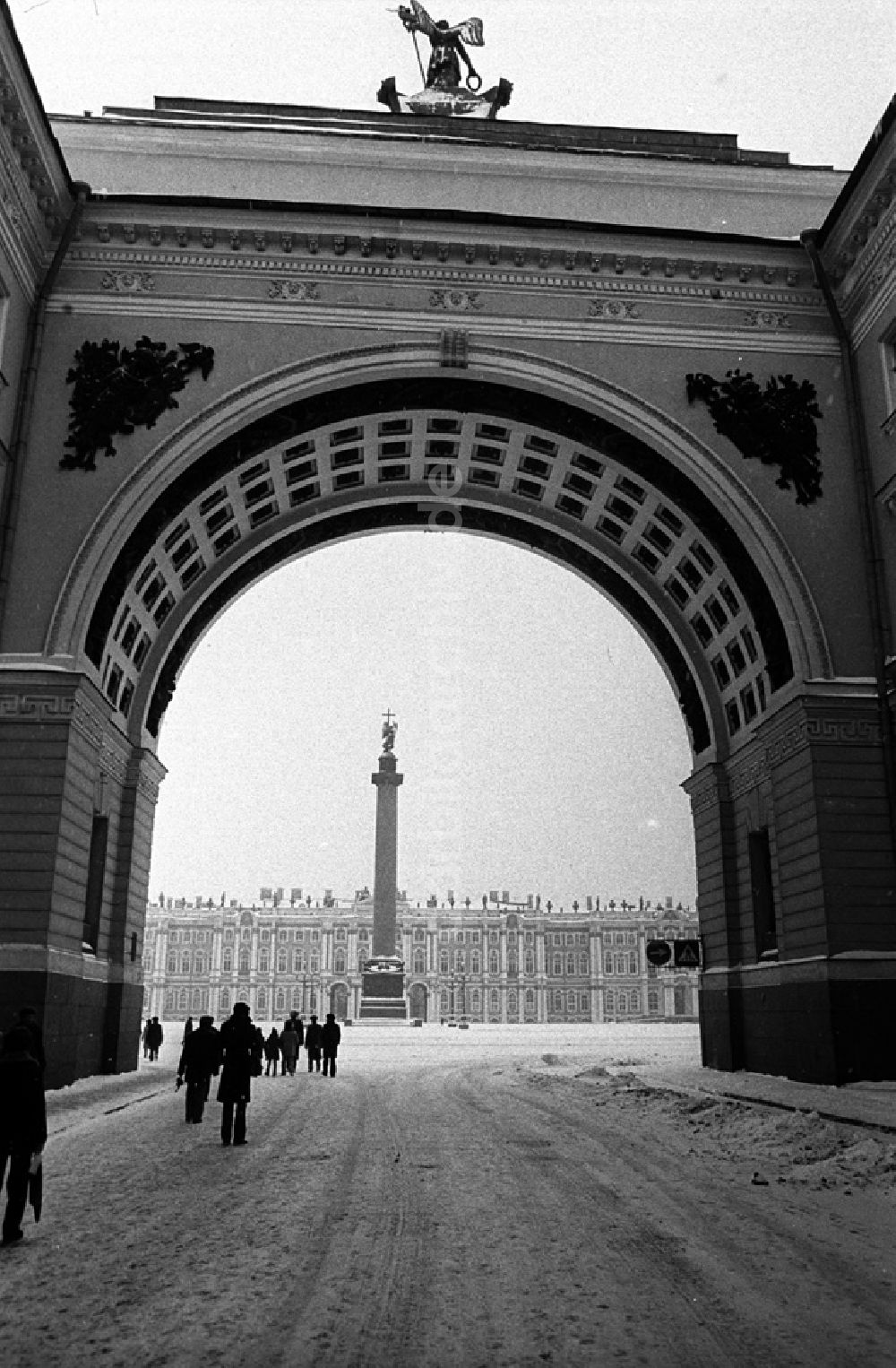 Leningrad: Die Alexandersäule auf dem Schlossplatz - Blick von der Arke des Generalstabes