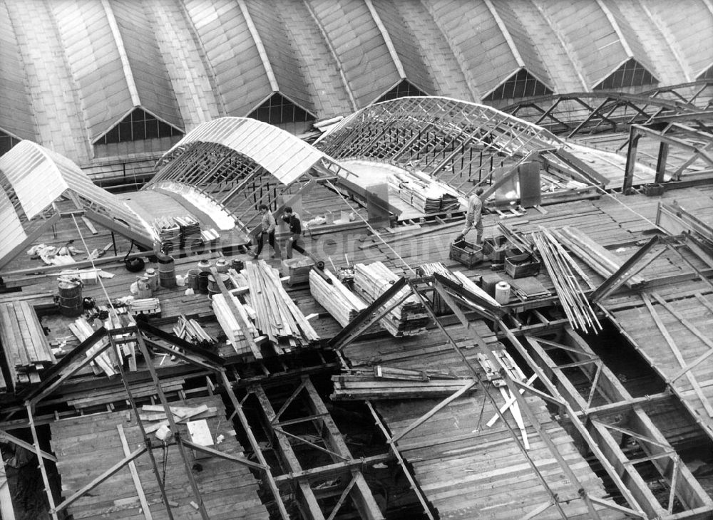DDR-Fotoarchiv: Berlin - Die Arbeiten an der Dachkonstruktion des Berliner Hauptbahnhofes gehen ihrem Abschluß entgegen 06.04.1992