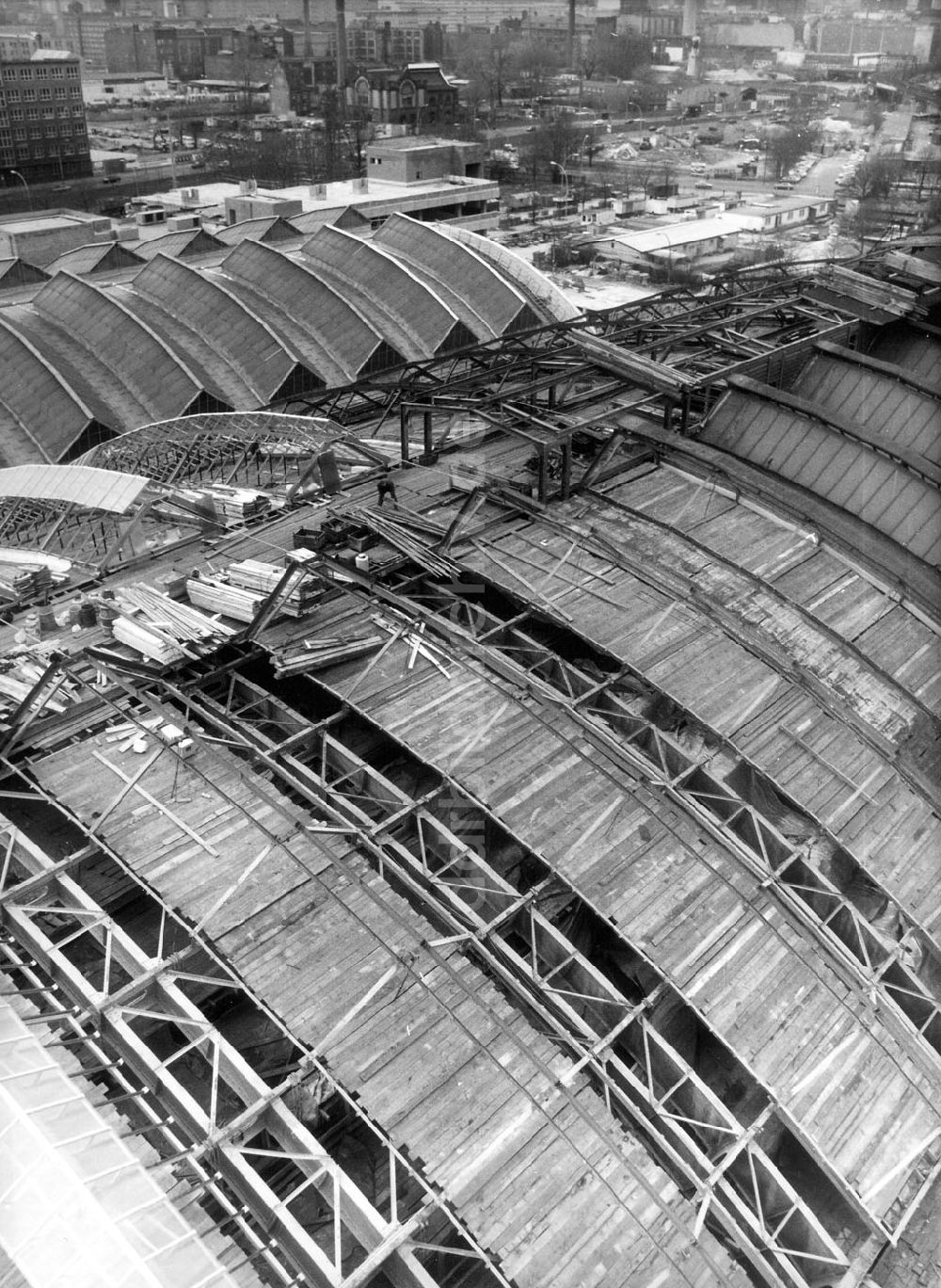 Berlin: Die Arbeiten an der Dachkonstruktion des Berliner Hauptbahnhofes gehen ihrem Abschluß entgegen 06.04.1992