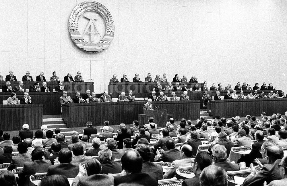 DDR-Fotoarchiv: Berlin - Die Beratung des ZK der SED und des Ministerrates der DDR in der Volkskammer. Es sprach Willy Stoph.