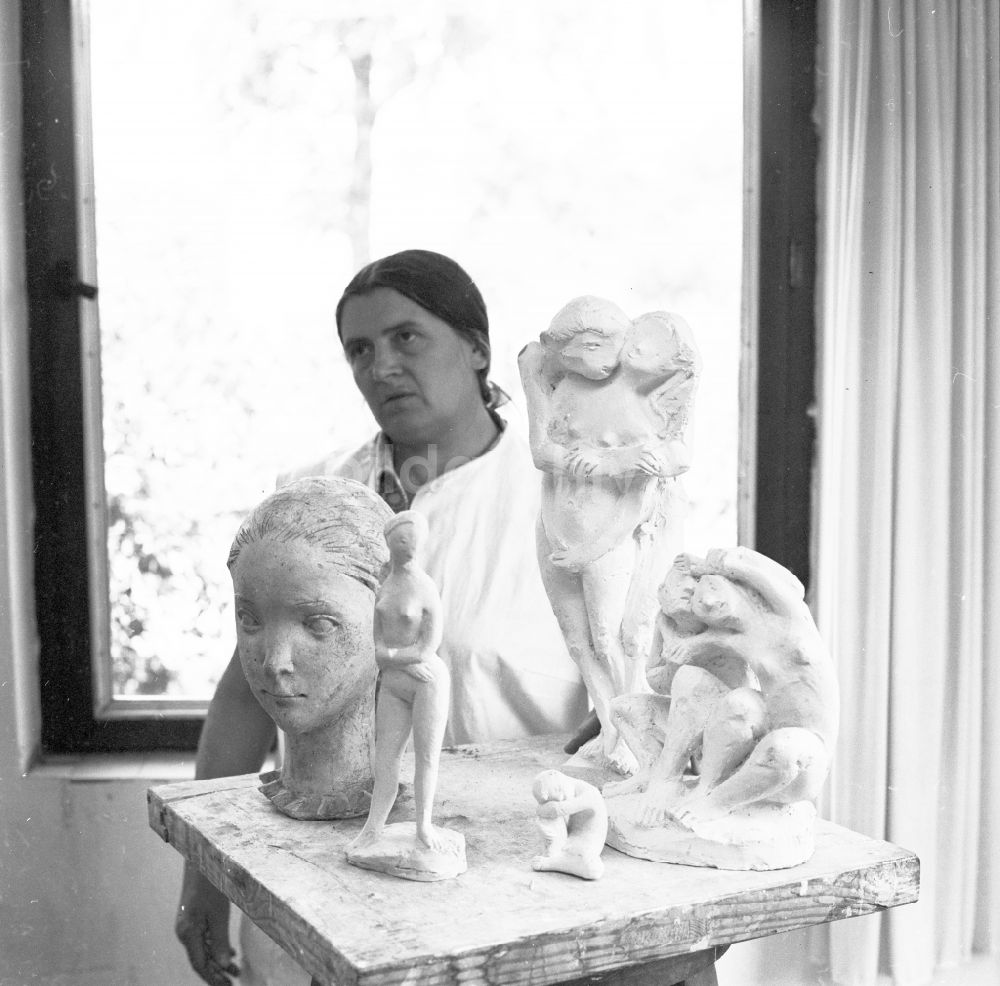 Halle / Saale: Die Bildhauerin Johanna Jura ( 1923 - 1994 ) in Halle / Saale