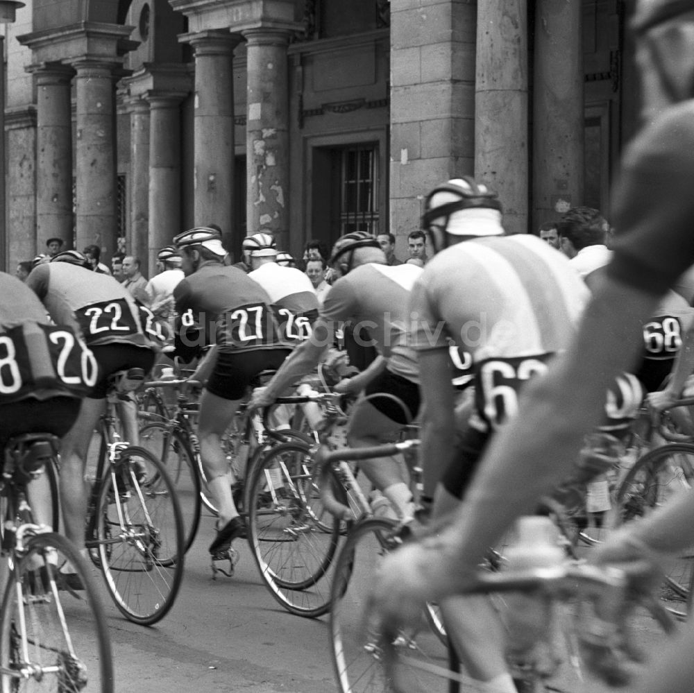 DDR-Bildarchiv: Berlin - Mitte - Die DDR-Rundfahrt fand 1965 als Etappenrennen zum 15. Mal in der DDR statt