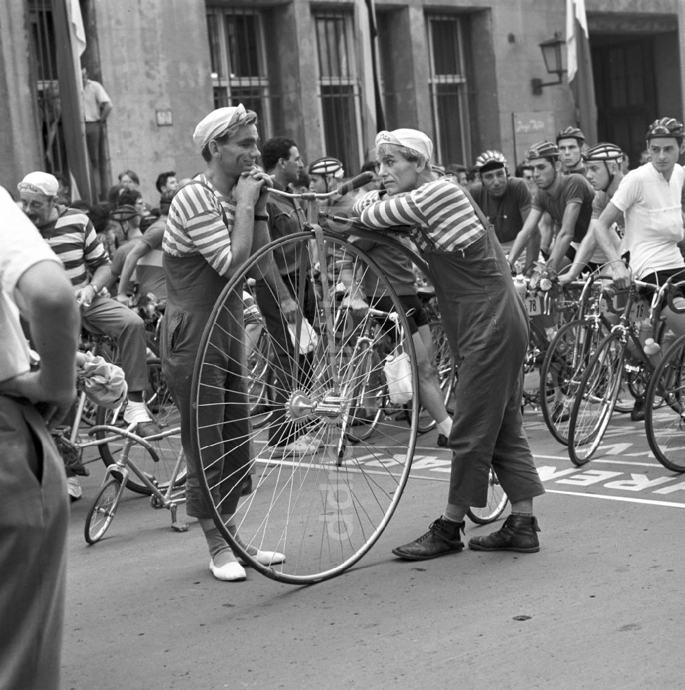 Berlin - Mitte: Die DDR-Rundfahrt fand 1965 als Etappenrennen zum 15. Mal in der DDR statt