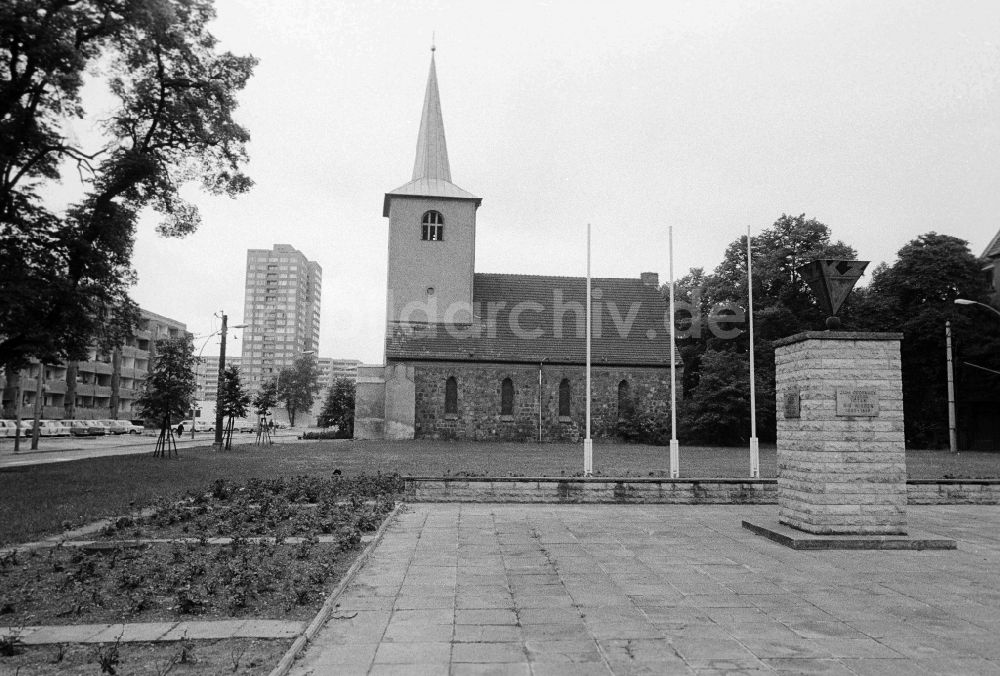 DDR-Bildarchiv: Berlin - Die Evangelische Pfarrkirche im Stadtbezirk Lichtenberg in Berlin, der ehemaligen Hauptstadt der DDR, Deutsche Demokratische Republik