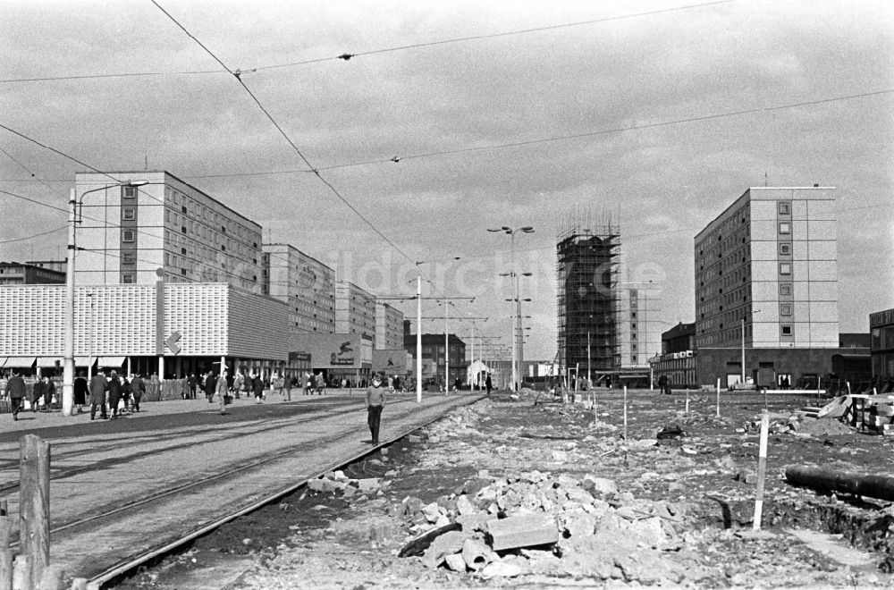 DDR-Bildarchiv: Magdeburg - Die Hauptgeschäftsstraße der Stadt Magdeburg der Breite Weg 
