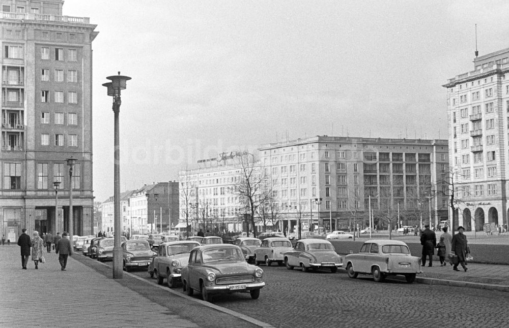 DDR-Fotoarchiv: Magdeburg - Die Hauptgeschäftsstraße der Stadt Magdeburg der Breite Weg 