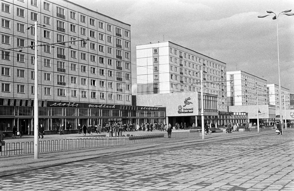 DDR-Bildarchiv: Magdeburg - Die Hauptgeschäftsstraße der Stadt Magdeburg der Breite Weg 