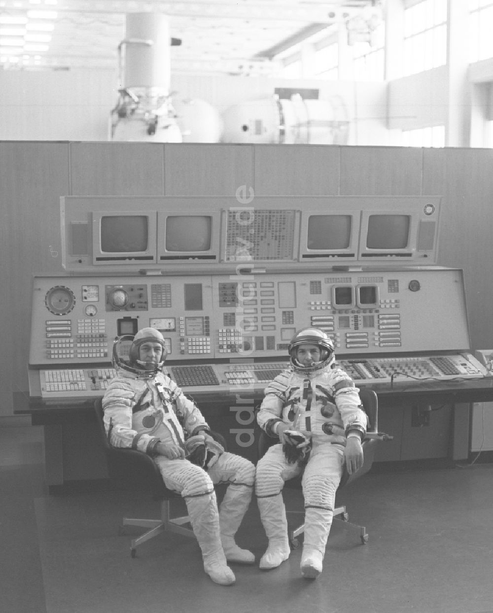 Baikonur: Die Kosmonauten Pjotr Iljitsch Klimuk und Witali Iwanowitsch Sewastjanow (1935 - 2010) beim Training in Baikonur in Kasachstan