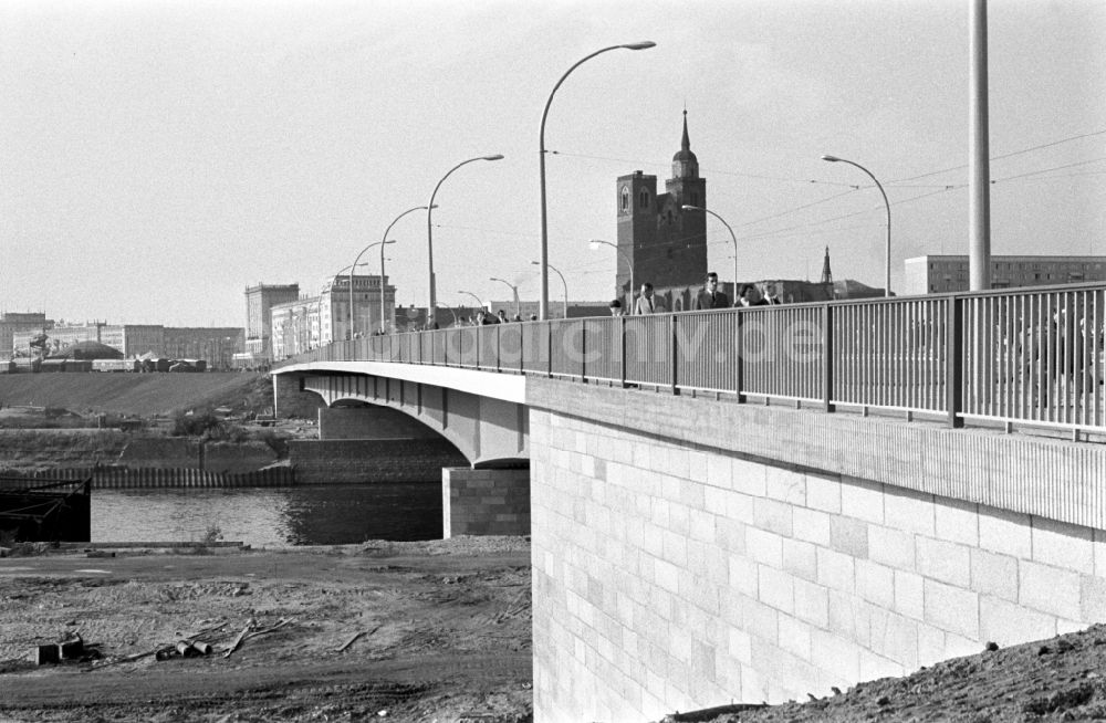 Magdeburg: Die neue Strombrücke über die Elbe in Magdeburg 