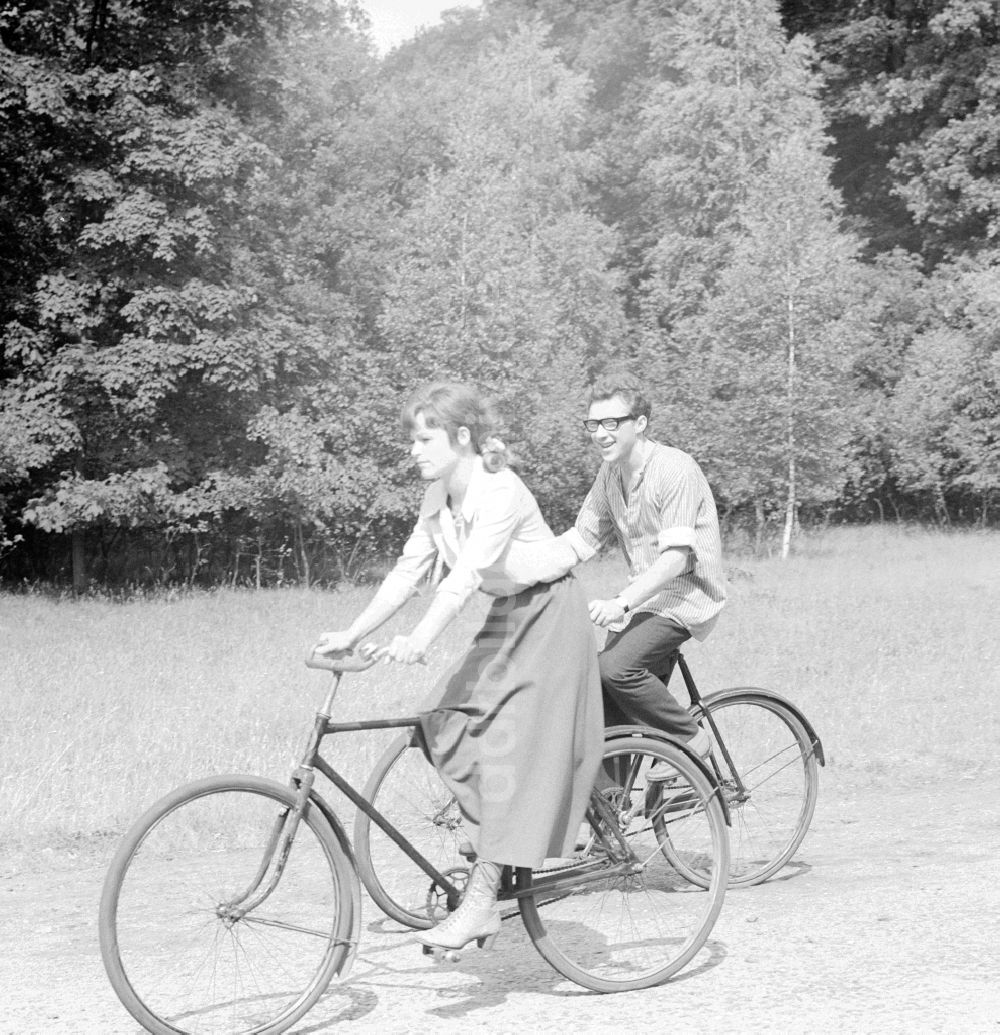 DDR-Fotoarchiv: Potsdam - Die Schauspieler Angelica Domröse und Jaecki Schwarz fahren Fahrrad in Potsdam in Brandenburg in der DDR