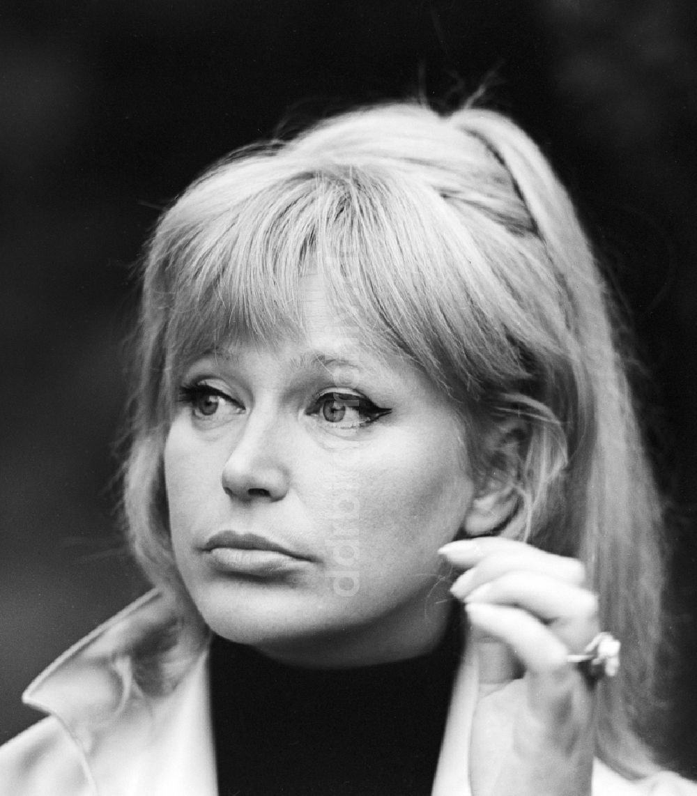Berlin: Die Schauspielerin Angela Brunner (1931 - 2011) in Berlin, der ehemaligen Hauptstadt der DDR, Deutsche Demokratische Republik