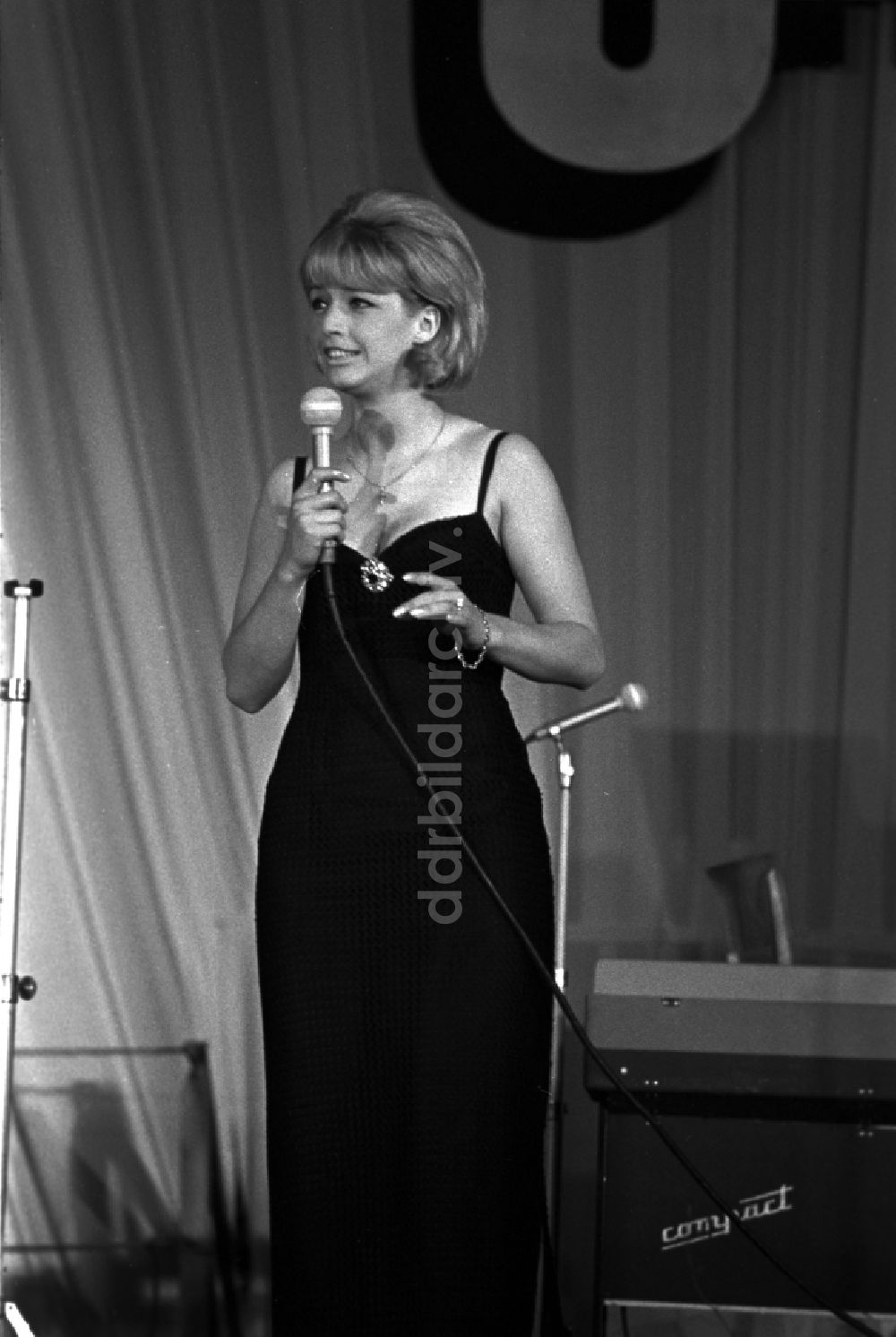 DDR-Fotoarchiv: Magdeburg - Die schwedische Sängerin Lill-Babs (Barbro Margareta Svensson) bei einem Auftritt in Magdeburg in Sachsen - Anhalt