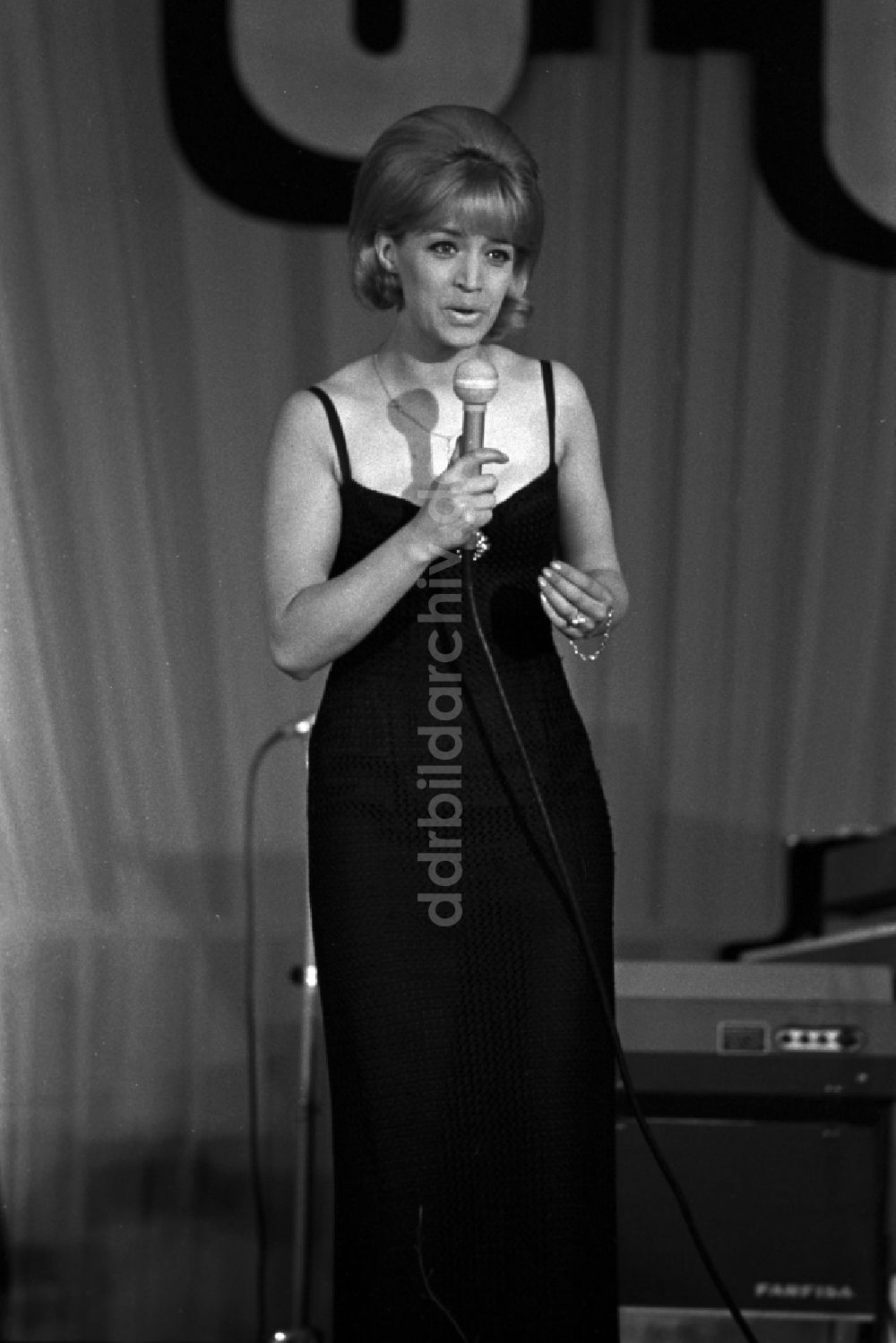 DDR-Bildarchiv: Magdeburg - Die schwedische Sängerin Lill-Babs (Barbro Margareta Svensson) bei einem Auftritt in Magdeburg in Sachsen - Anhalt