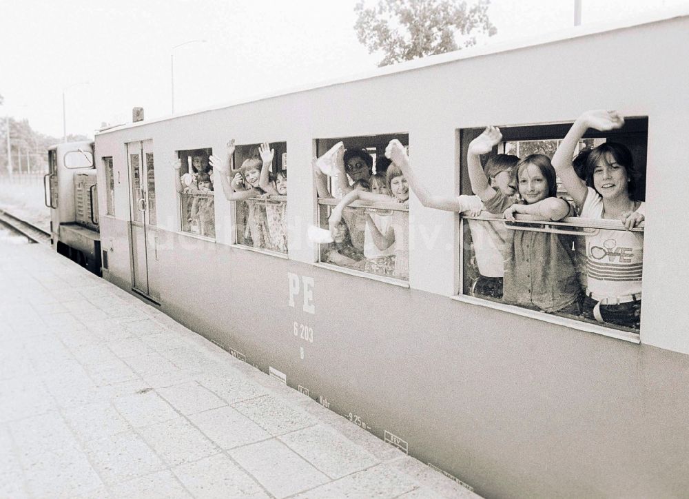 Berlin: Diesellok Typ V10C mit Waggons der Pioniereisenbahn im Pionierpark Ernst Thälmann / Parkbahn im Freizeit- und Erholungszentrum (FEZ) in der Wuhlheide in Berlin, der ehemaligen Hauptstadt der DDR, Deutsche Demokratische Republik