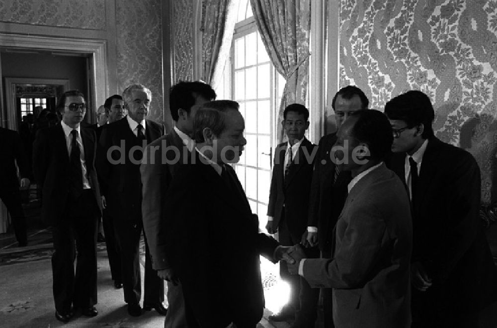 Berlin: Diplomatisches Corps Kambodschas im Palast der Republik. (355)