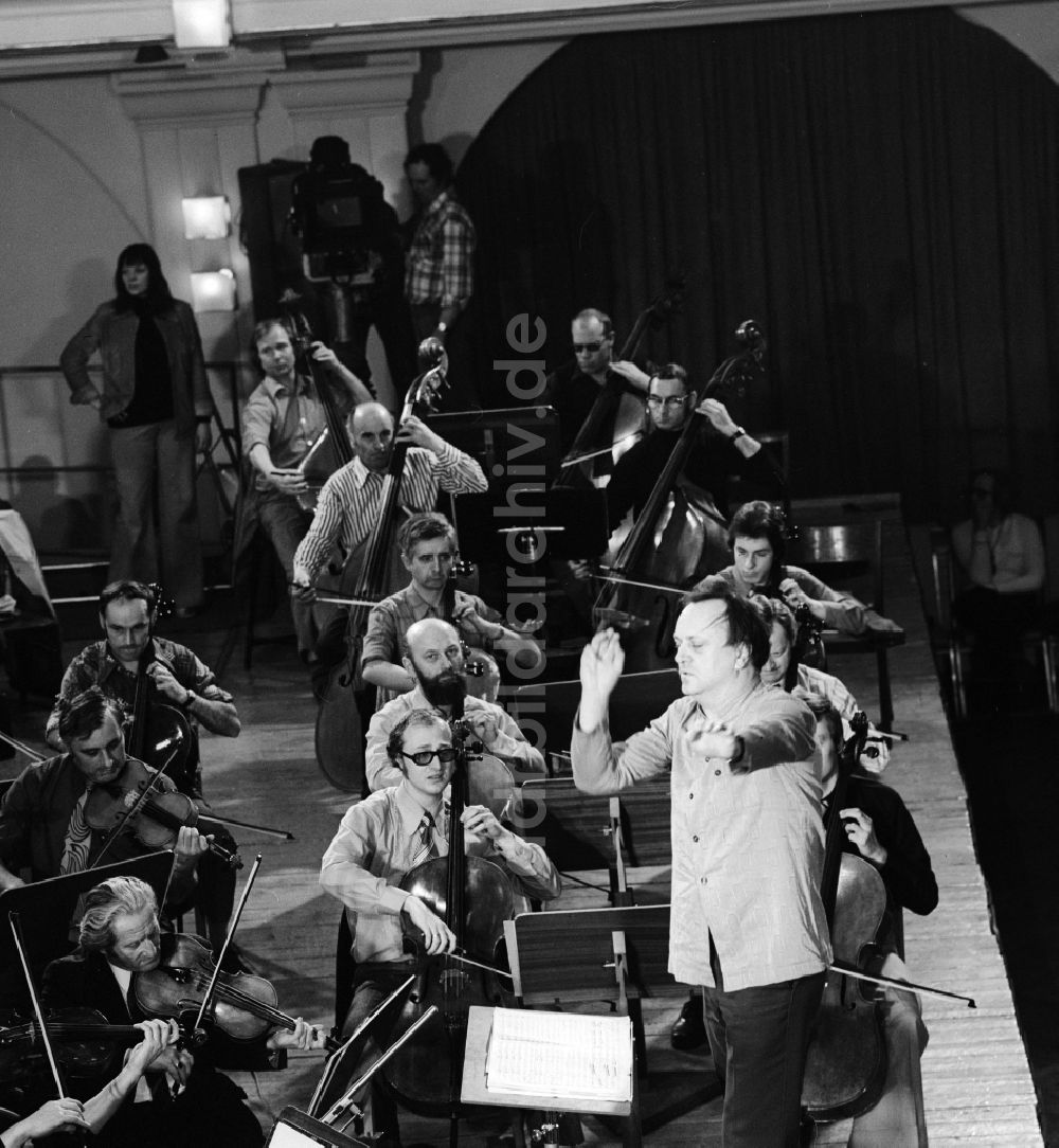 DDR-Bildarchiv: Leipzig - Dirigent / Gewandhauskapellmeister Kurt Masur (1927 - 2015) und das Gewandhausorchester in Leipzig in Sachsen in der DDR