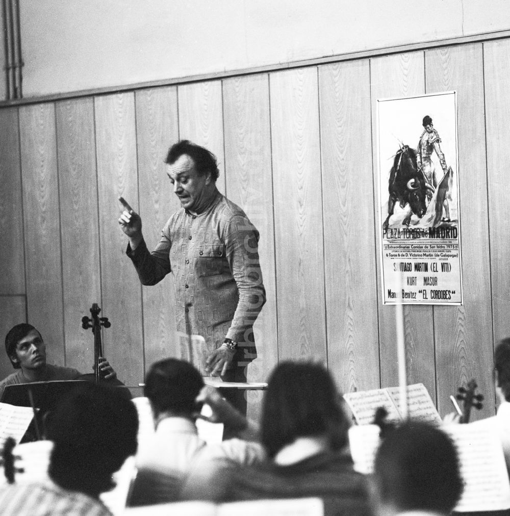 Leipzig: Dirigent / Gewandhauskapellmeister Kurt Masur (1927 - 2015) und das Gewandhausorchester während einer Probe in Leipzig in Sachsen in der DDR
