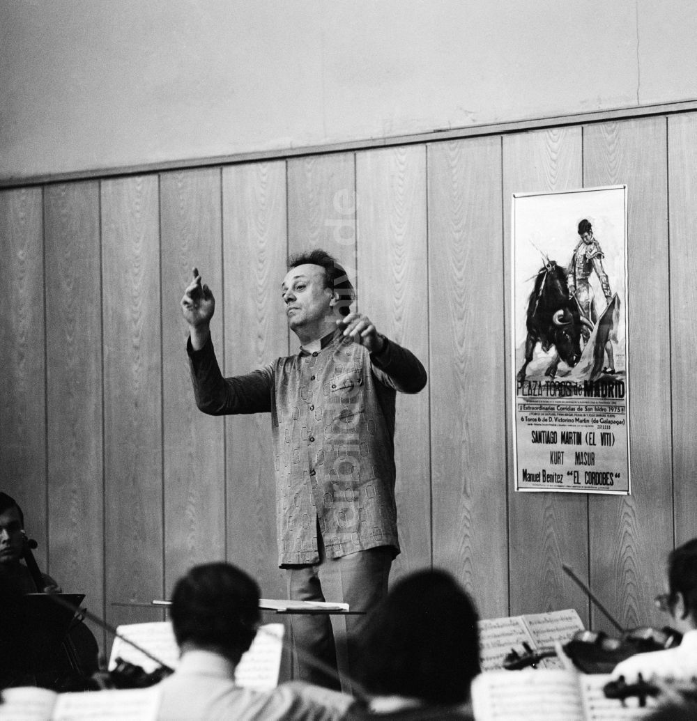 DDR-Bildarchiv: Leipzig - Dirigent / Gewandhauskapellmeister Kurt Masur (1927 - 2015) und das Gewandhausorchester während einer Probe in Leipzig in Sachsen in der DDR