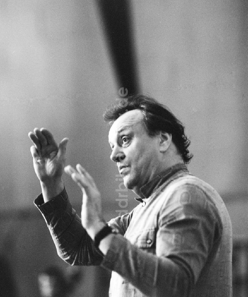 DDR-Fotoarchiv: Leipzig - Dirigent / Gewandhauskapellmeister Kurt Masur (1927 - 2015) in Leipzig in Sachsen in der DDR