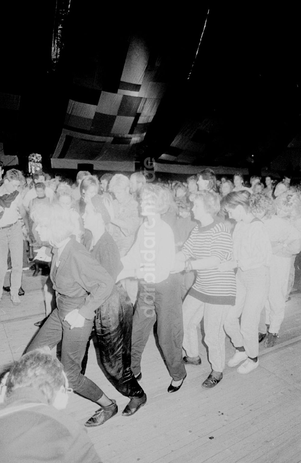 DDR-Fotoarchiv: Berlin-Prenzlauer Berg - Dirty Dancing - Diskothek in der Seelenbinder-Halle 15.10.89 Foto:Grahn Umschlagnummer: 1226
