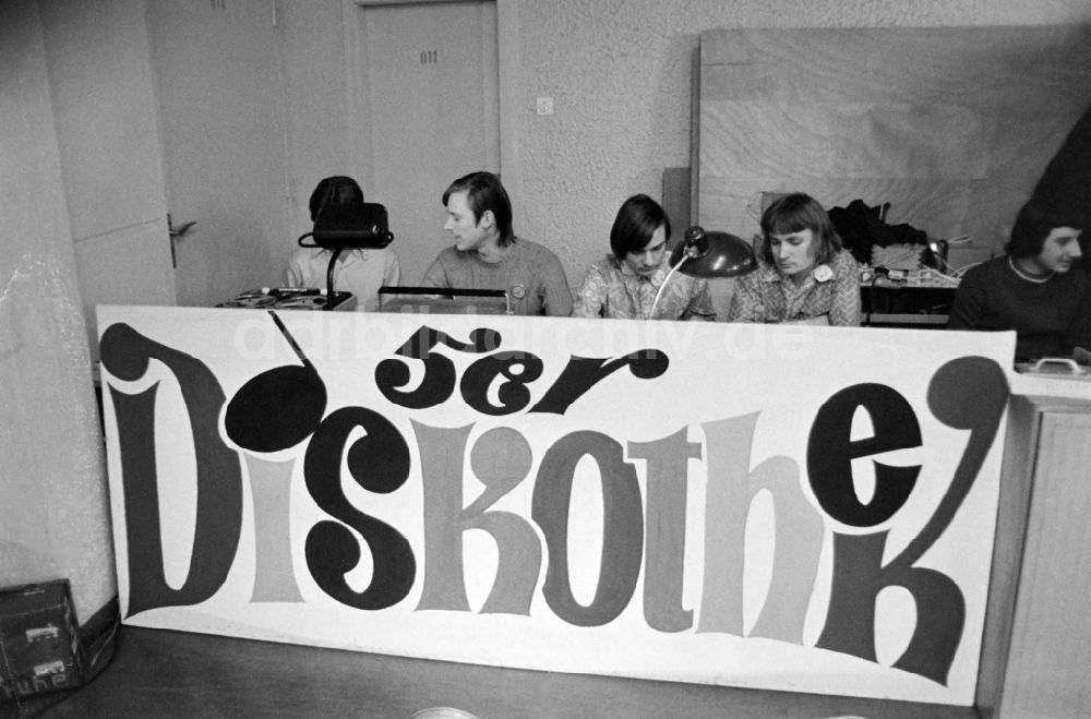 DDR-Bildarchiv: Spremberg - Disco- Besucher in einer Schule in Spremberg in Brandenburg in der DDR