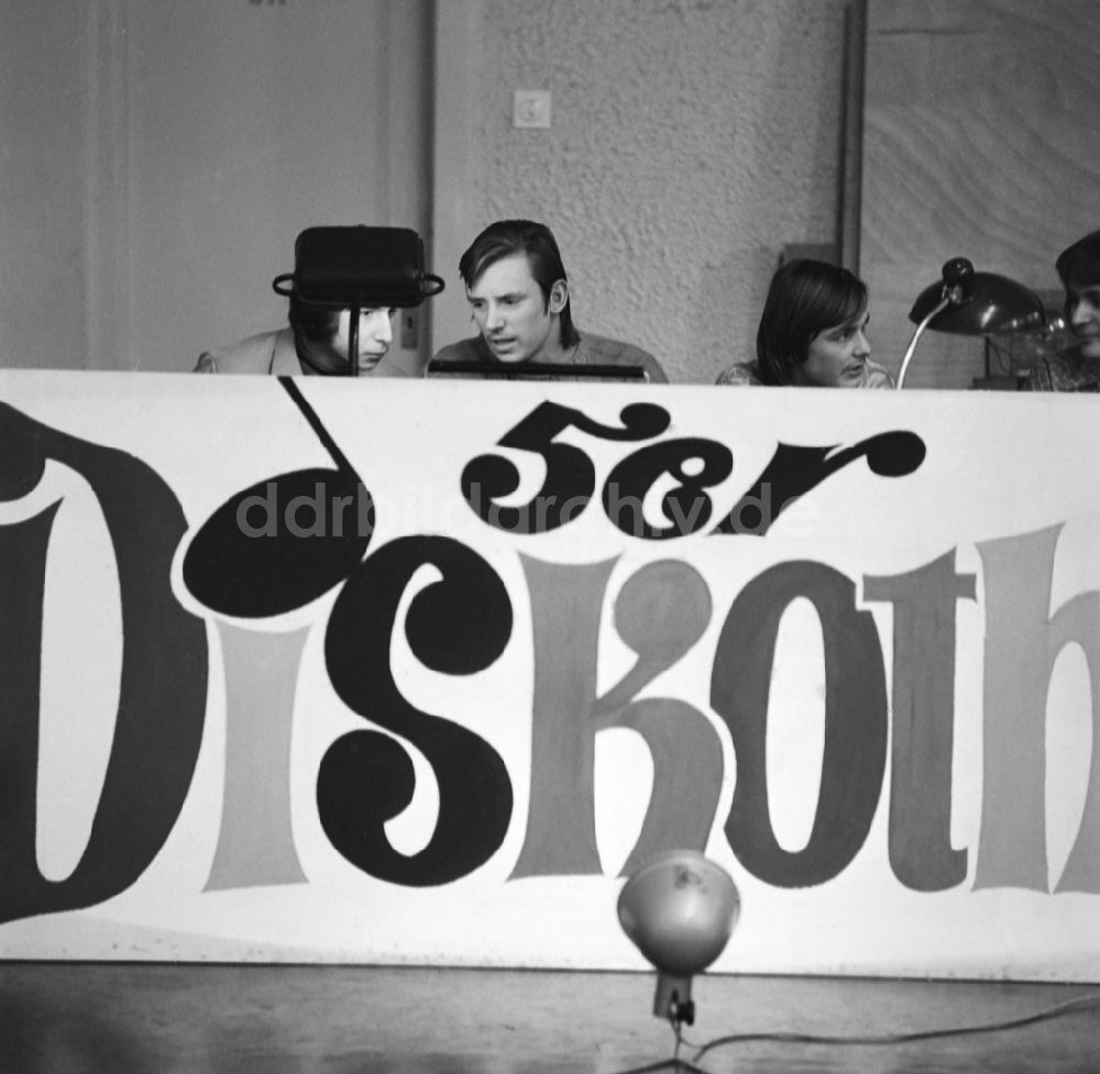 Spremberg: Disco- Besucher in einer Schule in Spremberg in Brandenburg in der DDR