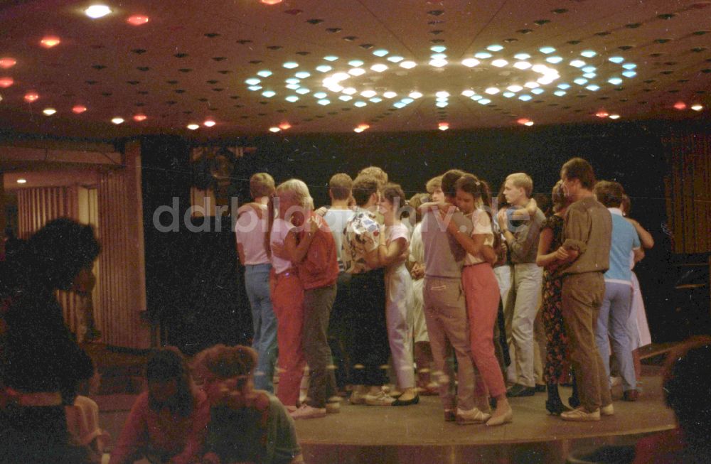 Berlin: Disco im Jugendtreff im Palast der Republik in Berlin in der DDR