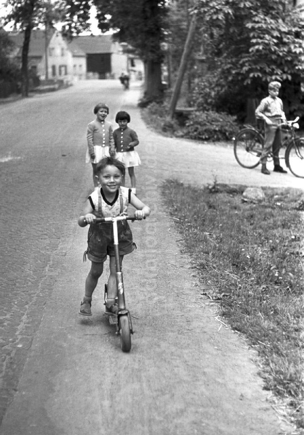 DDR-Fotoarchiv: Pomßen - Dorfkinder in Pomßen