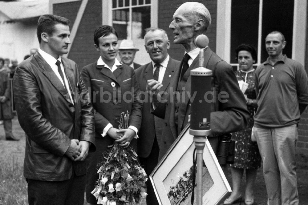 DDR-Bildarchiv: Dresden - Dr. Guenter Gereke verabschiedet Skispringer Helmut Recknagel und dessen Ehefrau Eva-Maria nach dem Renntag in Dresden in Sachsen in der DDR