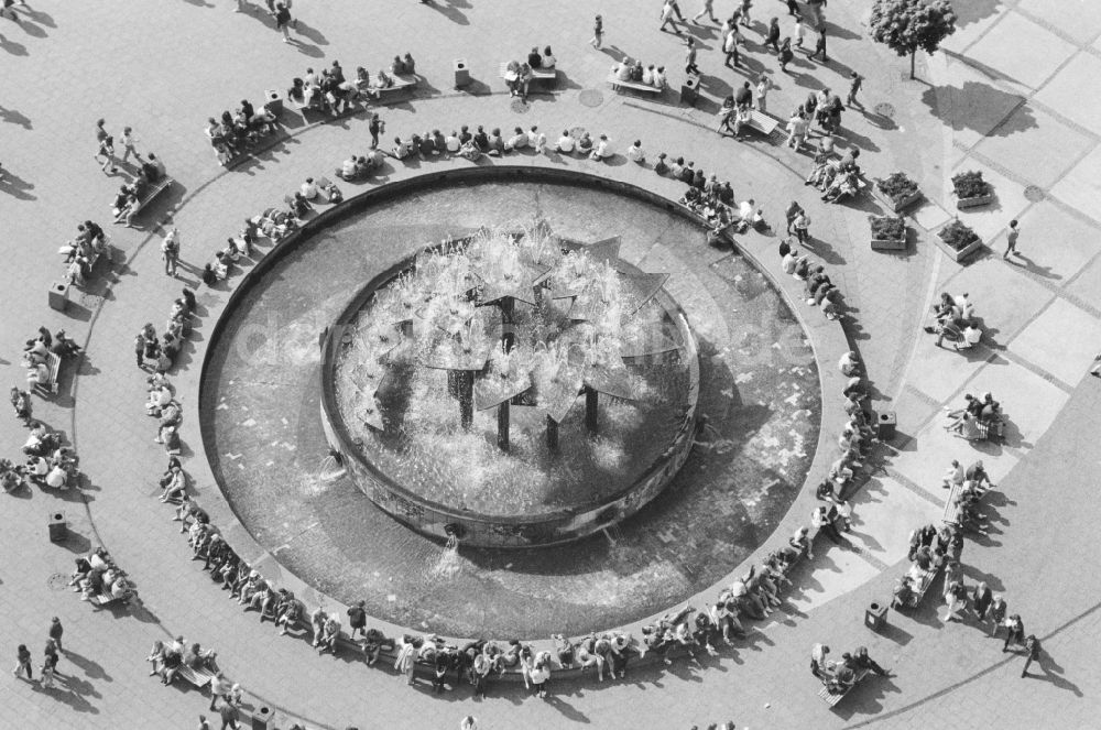 Berlin: Draufsicht auf den Brunnen der Völkerfreundschaft auf dem Alexanderplatz in Berlin, der ehemaligen Hauptstadt der DDR, Deutsche Demokratische Republik
