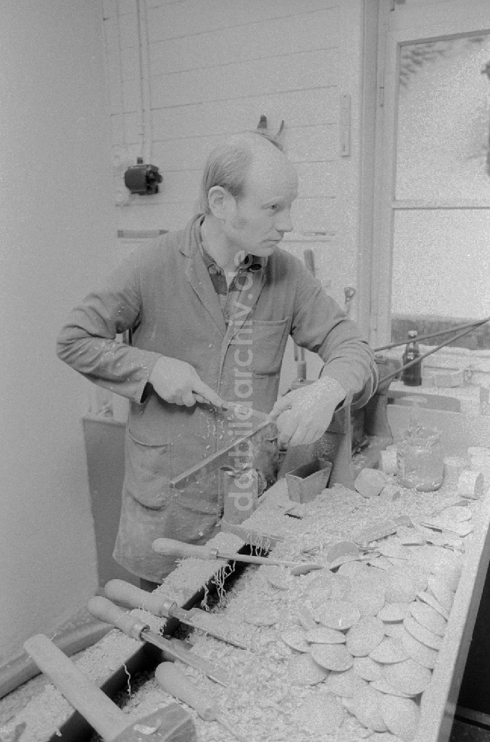 DDR-Bildarchiv: Seiffen - Drechsler bei der Herstellung von Nußknackern in den VERO Werkstätten im Kurort Seiffen in Sachsen in der DDR