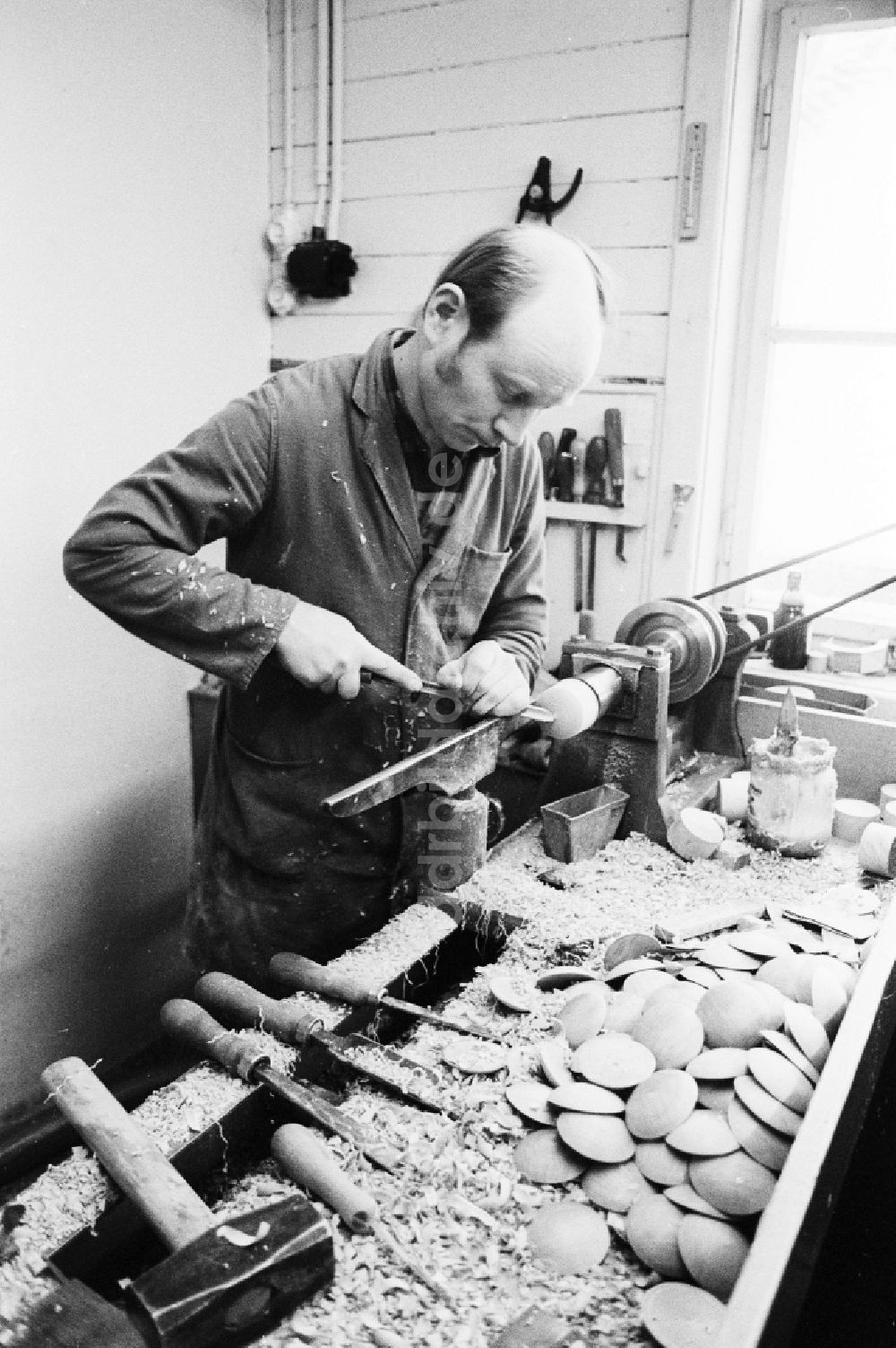 DDR-Fotoarchiv: Seiffen - Drechsler bei der Herstellung von Nußknackern in den VERO Werkstätten im Kurort Seiffen in Sachsen in der DDR
