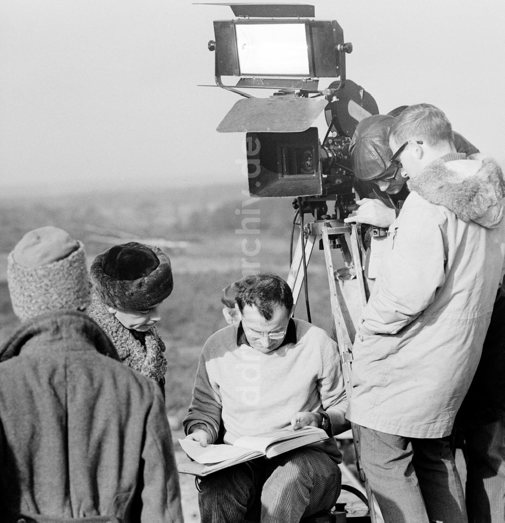 DDR-Fotoarchiv: Potsdam - Dreharbeiten zu dem Spielfilm Unterwegs zu Lenin in Potsdam in Brandenburg in der DDR