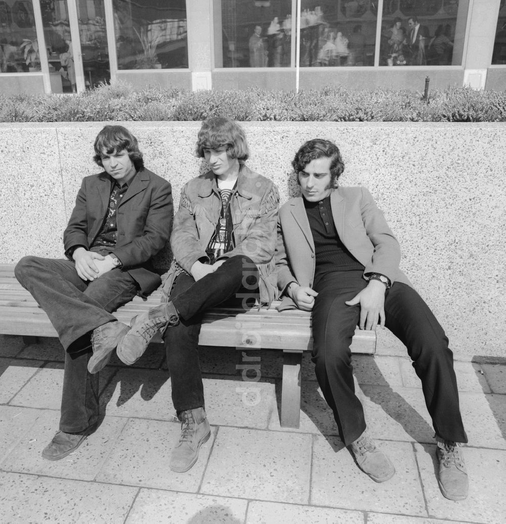 DDR-Fotoarchiv: Berlin - Drei Jugendliche auf einer hölzernen Parkbank in Berlin