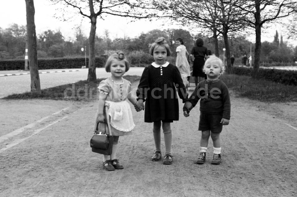 DDR-Bildarchiv: Halle (Saale) - Drei kleine Kinder fassen sich an den Händen in Halle (Saale) in Sachsen-Anhalt in Deutschland
