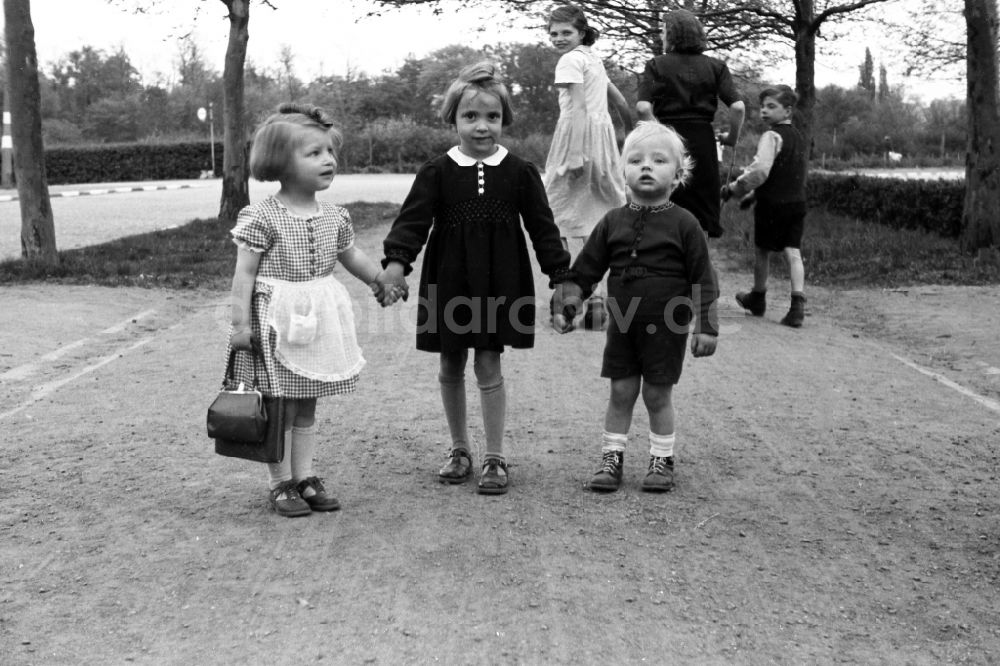 DDR-Fotoarchiv: Halle (Saale) - Drei kleine Kinder fassen sich an den Händen in Halle (Saale) in Sachsen-Anhalt in Deutschland