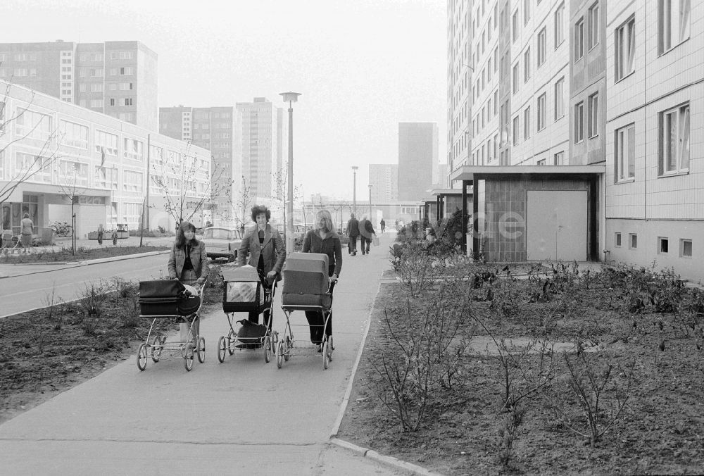 Berlin: Drei Mütter mit Kinderwagen in Berlin, der ehemaligen Hauptstadt der DDR, Deutsche Demokratische Republik