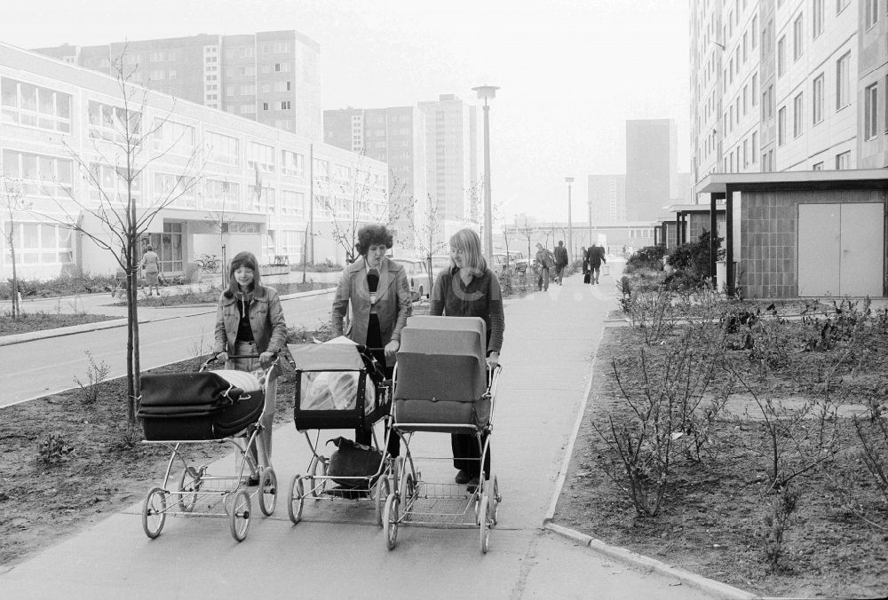 DDR-Bildarchiv: Berlin - Drei Mütter mit Kinderwagen in Berlin, der ehemaligen Hauptstadt der DDR, Deutsche Demokratische Republik