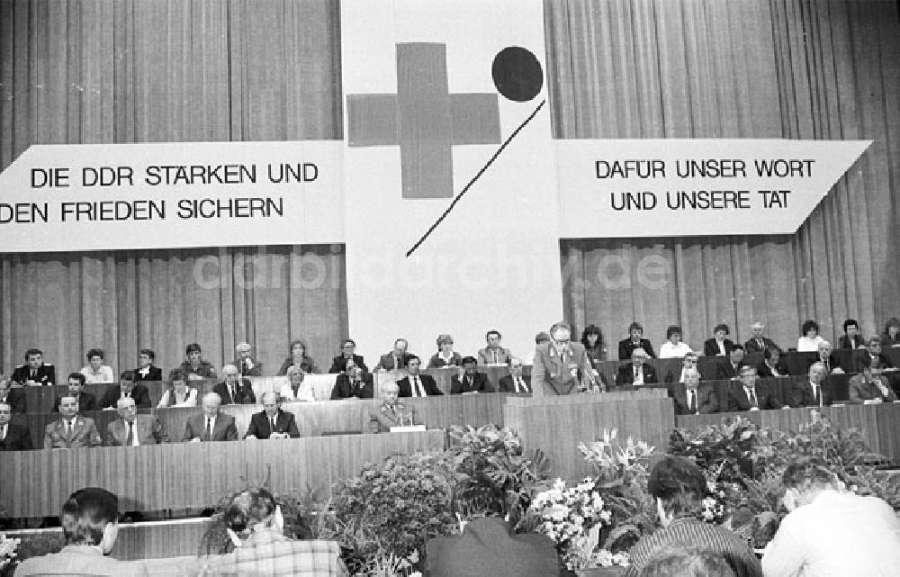 DDR-Bildarchiv: Dresden - Dresden - 10. Kongress des DRK mit General K. Hager Foto: Lenke Nr. 384