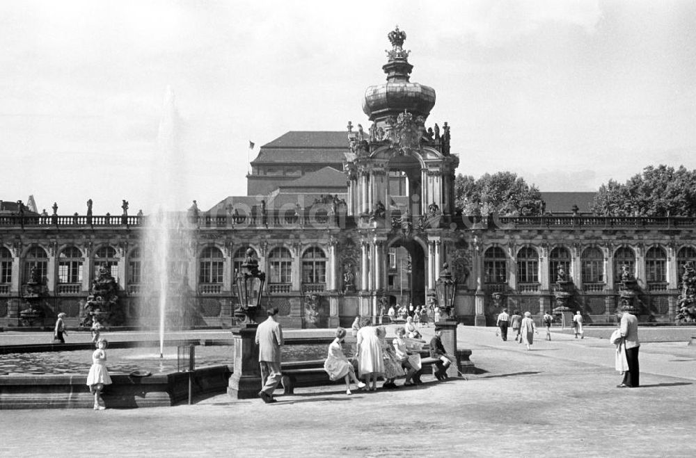 DDR-Bildarchiv: Dresden - Dresden 1957, Zwinger