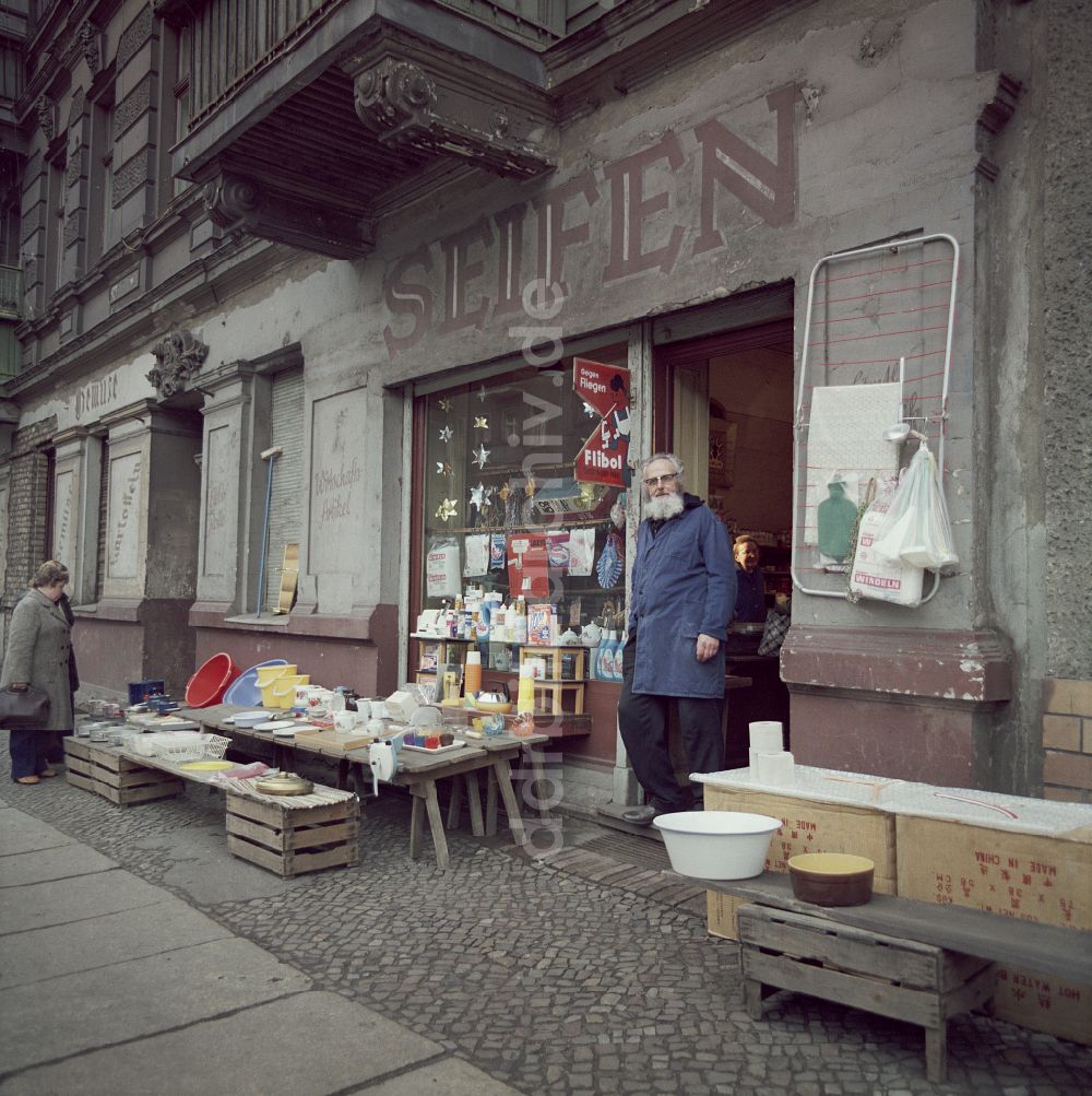 Berlin: Drogist vor seinem Einzelhandels- Laden in Berlin in der DDR