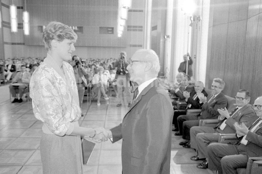 DDR-Fotoarchiv: Berlin - E. Honecker spricht auf Empfang von Sportlern im Staatsrat der DDR.