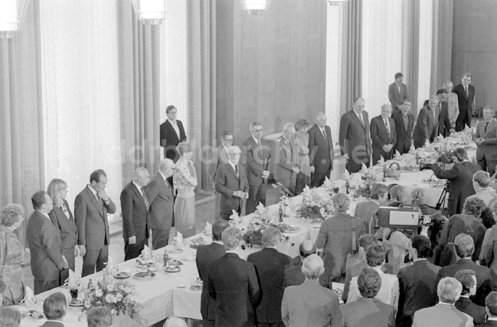 Berlin: E. Honecker spricht auf Empfang von Sportlern im Staatsrat der DDR.